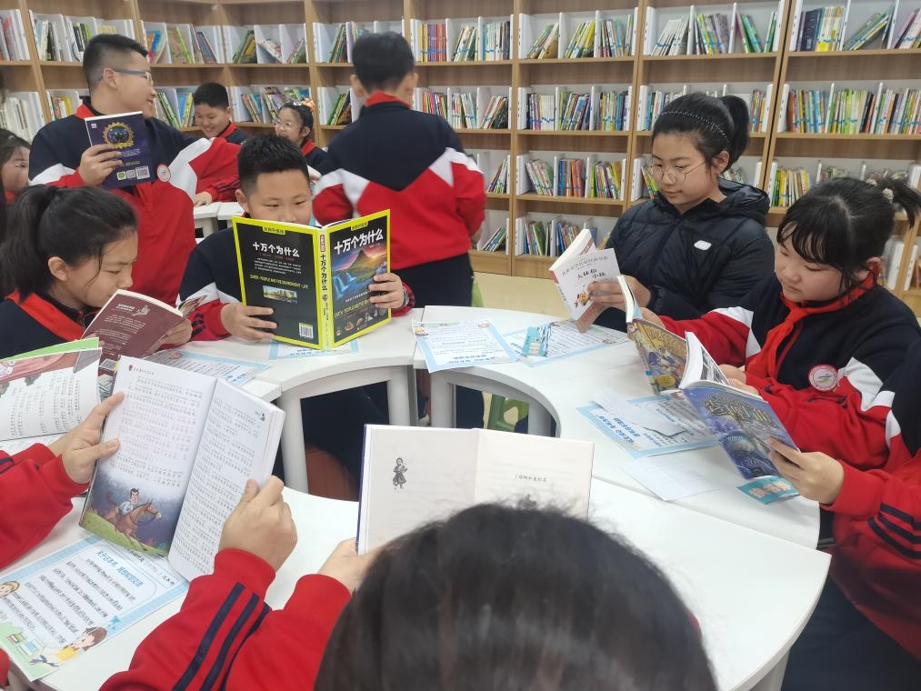 3月28日，遼寧省沈陽市鐵西區(qū)重工街第一小學的同學們在智慧圖書借閱室里專注閱讀。（沈陽市鐵西區(qū)委宣傳部供圖）