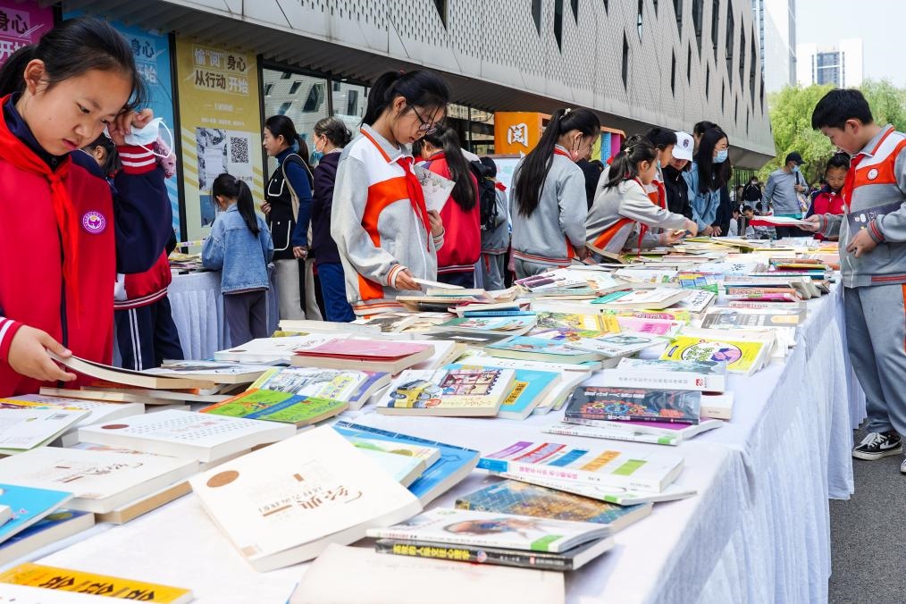 4月20日，山東省濟南市第十四屆“書香泉城”全民閱讀節(jié)在濟南市圖書館啟動，小學生在閱讀節(jié)上參與換書活動。新華社記者 朱崢 攝