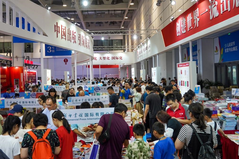 2023年7月31日，在第31屆全國圖書交易博覽會上，讀者在閱覽選購新書。新華社記者 朱崢 攝