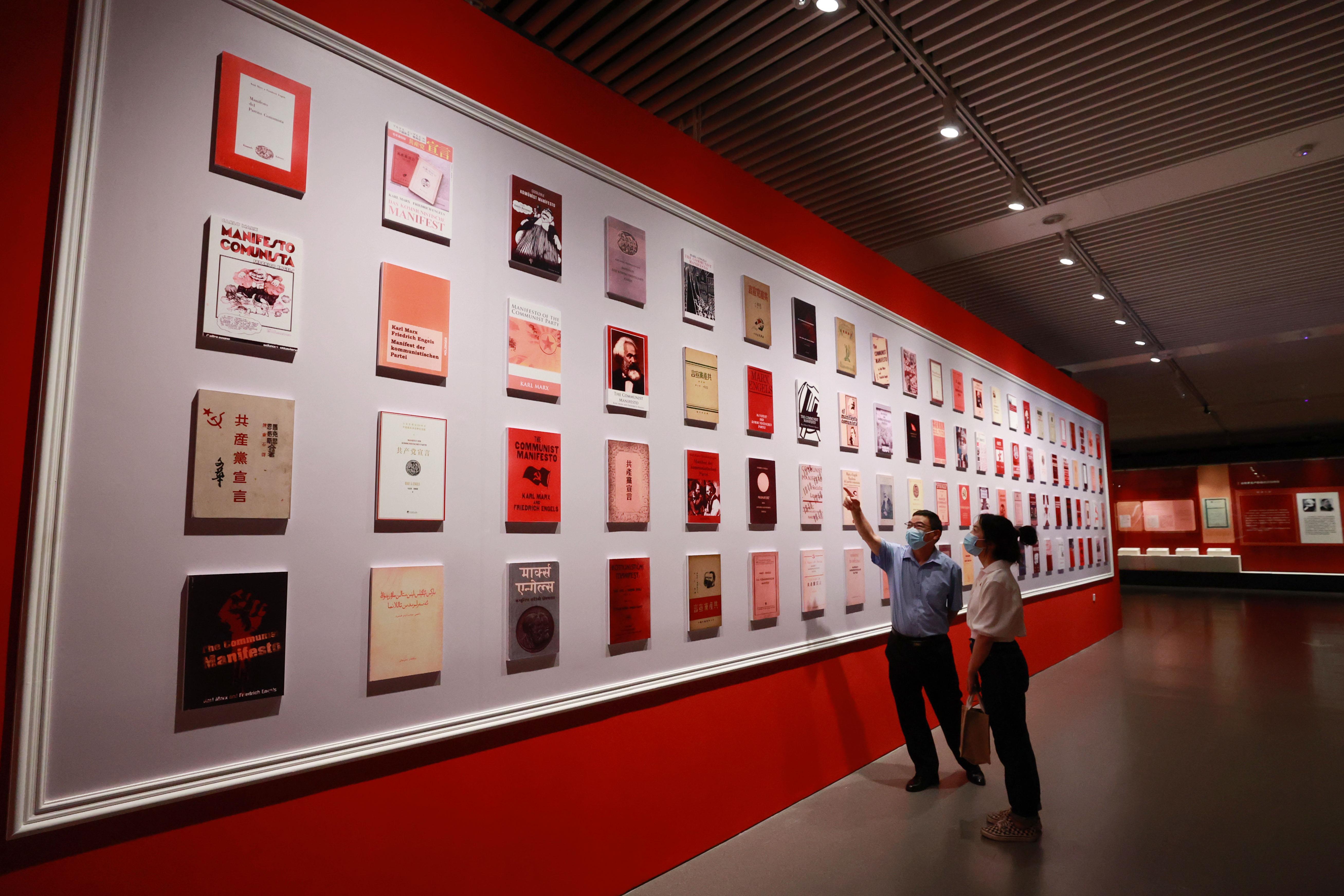 △2021年8月5日，觀眾在國家圖書館觀看不同版本的《共產黨宣言》。