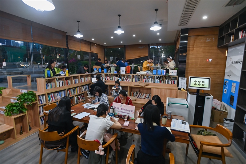 4月22日，讀者在重慶一家24小時城市智慧書房中閱讀。圖片來源：視覺中國