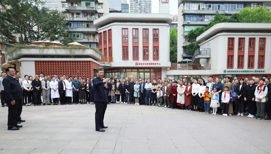 △2024年4月22日，習(xí)近平總書記來到重慶九龍坡區(qū)謝家灣街道民主村社區(qū)考察。