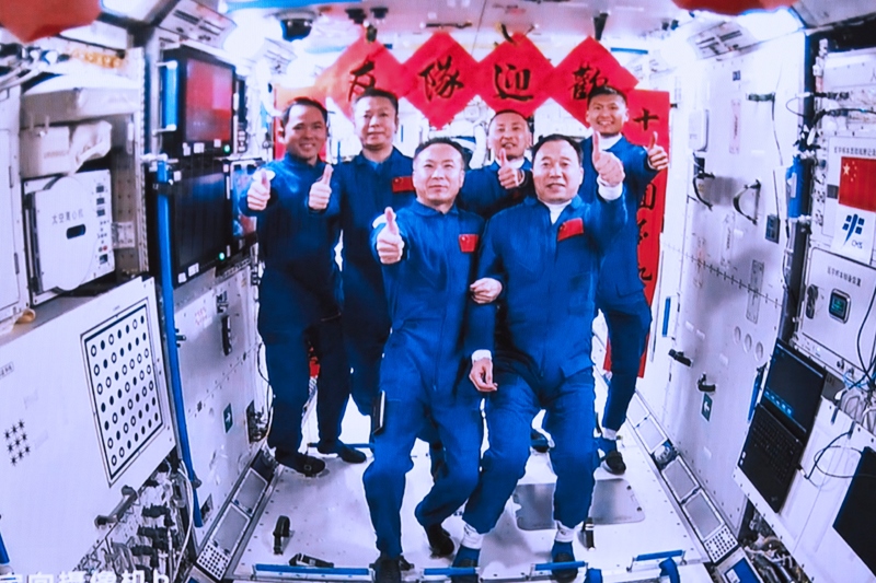 2023年5月30日，神舟十五號(hào)航天員乘組與神舟十六號(hào)航天員乘組拍下“全家?！钡漠嬅?。
