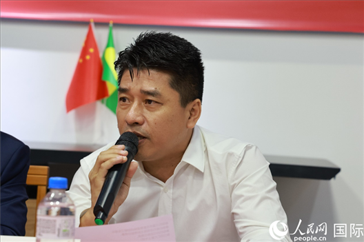 巴西中國(guó)浙江商會(huì)會(huì)長(zhǎng)鄭俠茂在座談會(huì)上致辭。人民網(wǎng)記者 陳海琪攝