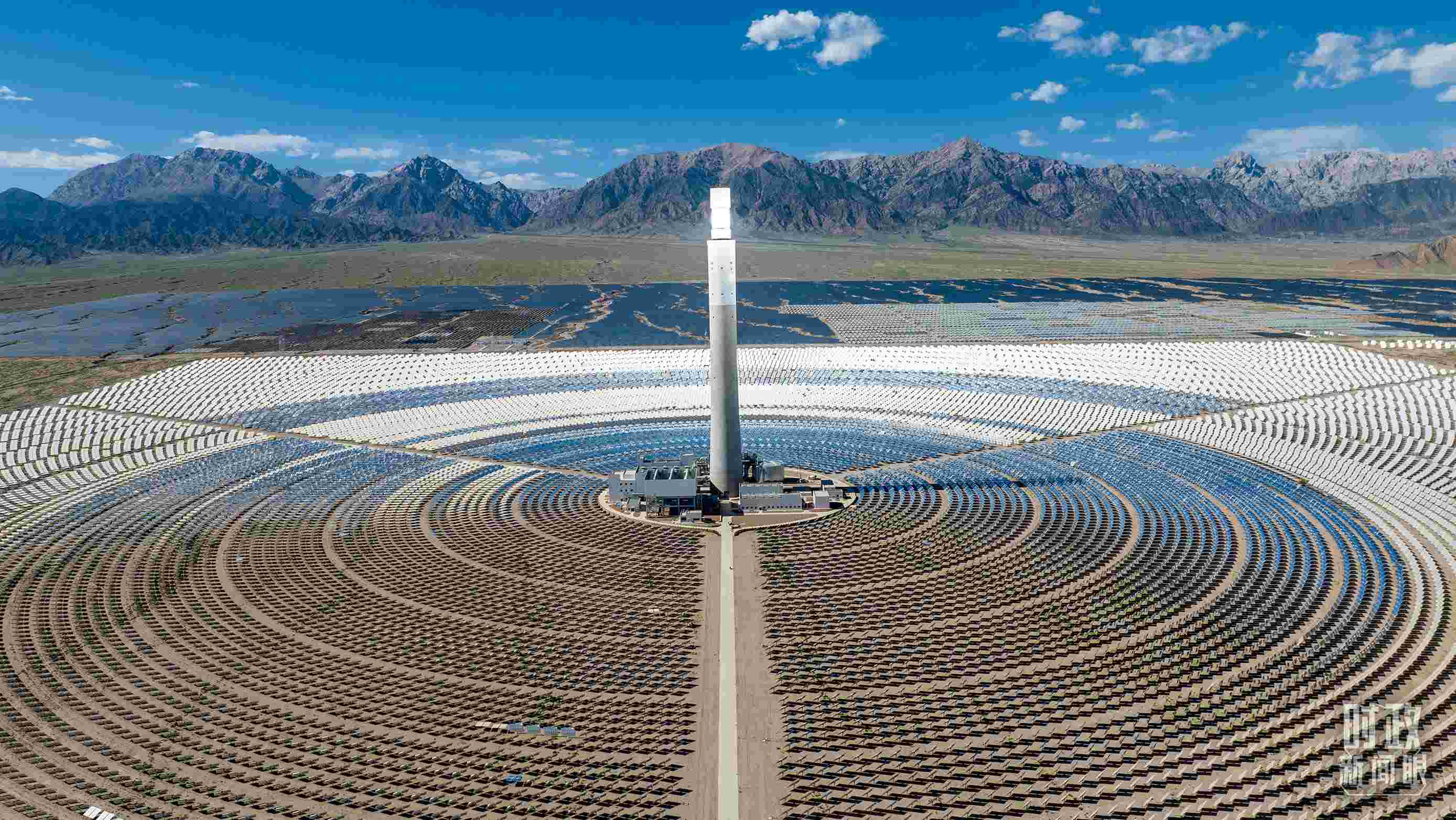 △青海海西德令哈塔式熔鹽儲能光熱發(fā)電廠。（圖/視覺中國）