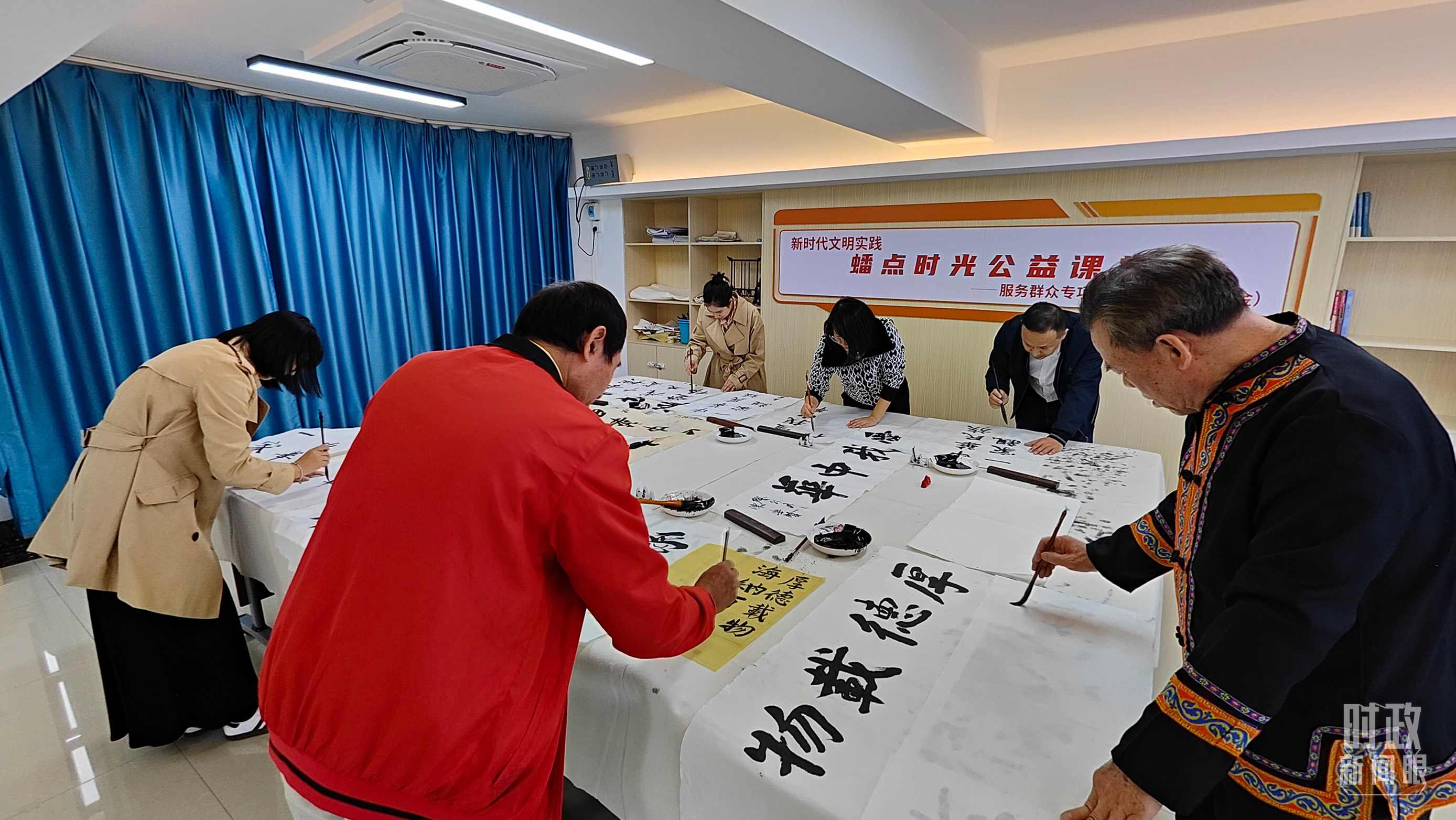 △廣西南寧市多民族社區(qū)——盤龍社區(qū)居民練習書法。（總臺央視記者楊立峰拍攝）