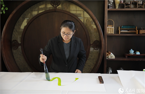 緬甸駐華大使館副館長(zhǎng)、公使銜參贊杜欣瑪泰參加《五百筆·瀾湄合作》集體藝術(shù)創(chuàng)作。人民網(wǎng)王婧攝