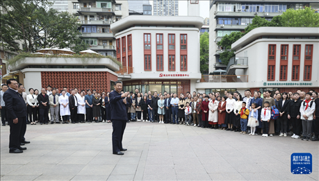 4月22日至24日，中共中央總書記、國家主席、中央軍委主席習(xí)近平在重慶考察。這是22日下午，習(xí)近平在九龍坡區(qū)謝家灣街道民主村社區(qū)考察時(shí)，同社區(qū)居民親切交流。新華社記者 鞠鵬 攝