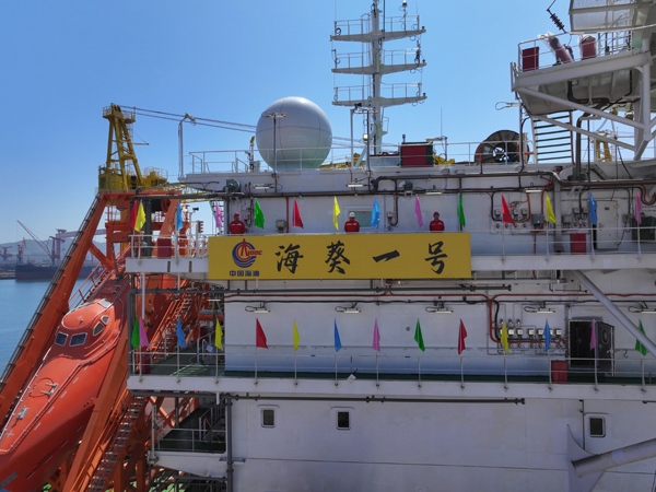 亞洲首艘圓筒型FPSO“?？惶?hào)”建造完工。韓慶攝