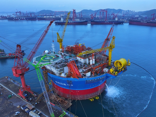 亞洲首艘圓筒型FPSO“?？惶?hào)”建造完工。韓慶攝