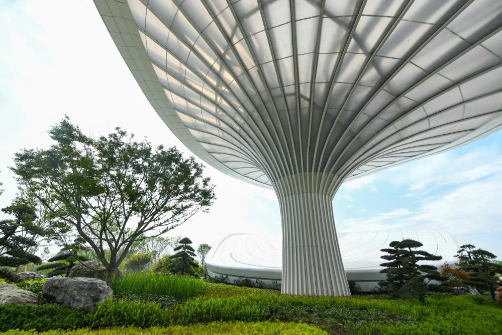 這是2024年4月22日拍攝的成都世園會主會場入口處的“芙蓉花”底部，它兼具收集雨水、循環(huán)利用的功能。新華社記者 王曦 攝