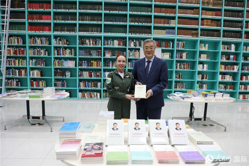 授課后，中國駐巴西大使祝青橋向巴西高等防務學院圖書館捐贈了150本書籍。圖為祝青橋和巴西高等防務學院院長卡拉·利里奧·馬丁斯在圖書捐贈儀式上。 人民網(wǎng)記者 陳一鳴攝