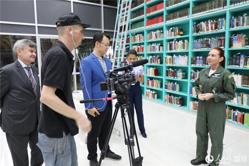 巴西高等防務學院院長卡拉·利里奧·馬丁斯接受了人民網(wǎng)的視頻采訪。 人民網(wǎng)記者 陳一鳴攝