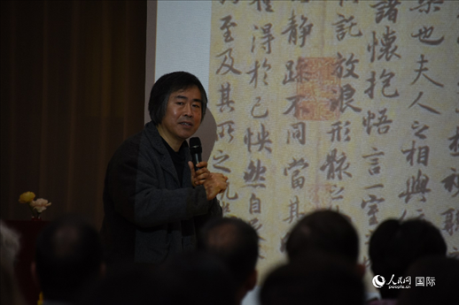 國家畫院王東聲教授介紹中國書法作品。人民網(wǎng)記者 殷淼攝