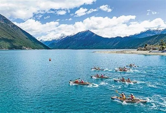 2024年4月20日，2024年巴松措國際漂流公開賽的選手在比賽中。 新華社記者 孫非攝
