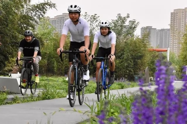 2024年4月上旬，一支騎行隊伍在西安雁南公園騎行。 新華社記者 鄭昕攝