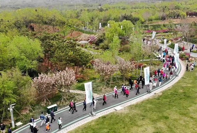 4月27日，登山愛好者在浮山森林公園參加登山健身活動（無人機(jī)照片）。新華社記者 李紫恒攝
