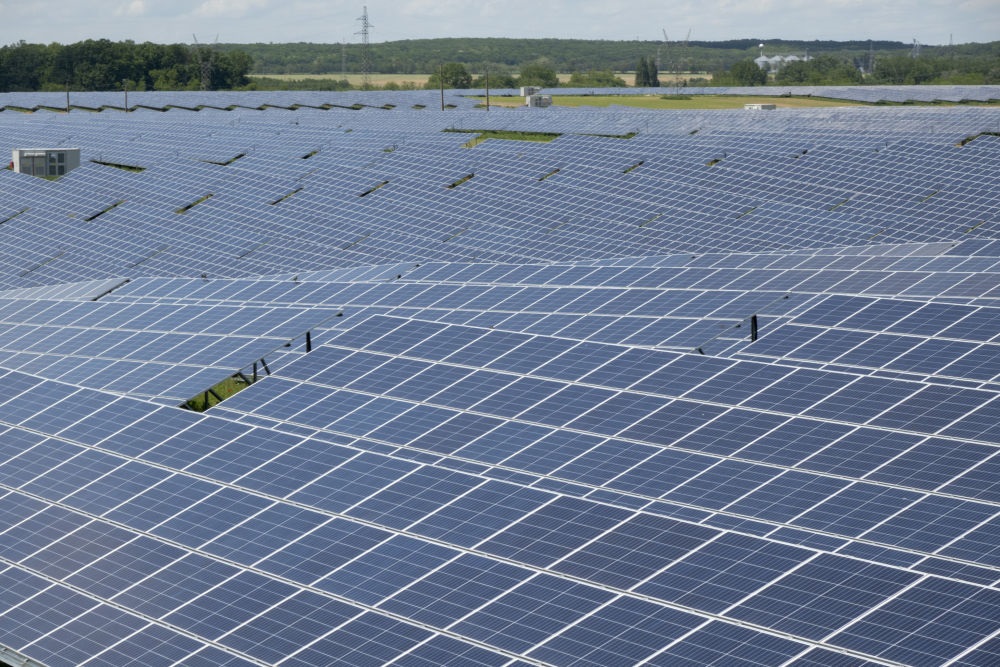 這是2021年5月27日在匈牙利考波什堡拍攝的100兆瓦光伏電站。當日，由中國通用技術集團所屬中國機械進出口（集團）有限公司投資興建的匈牙利考波什堡100兆瓦光伏電站項目在考波什堡市舉行投運啟動儀式。新華社發(fā)（弗爾季·奧蒂洛攝）