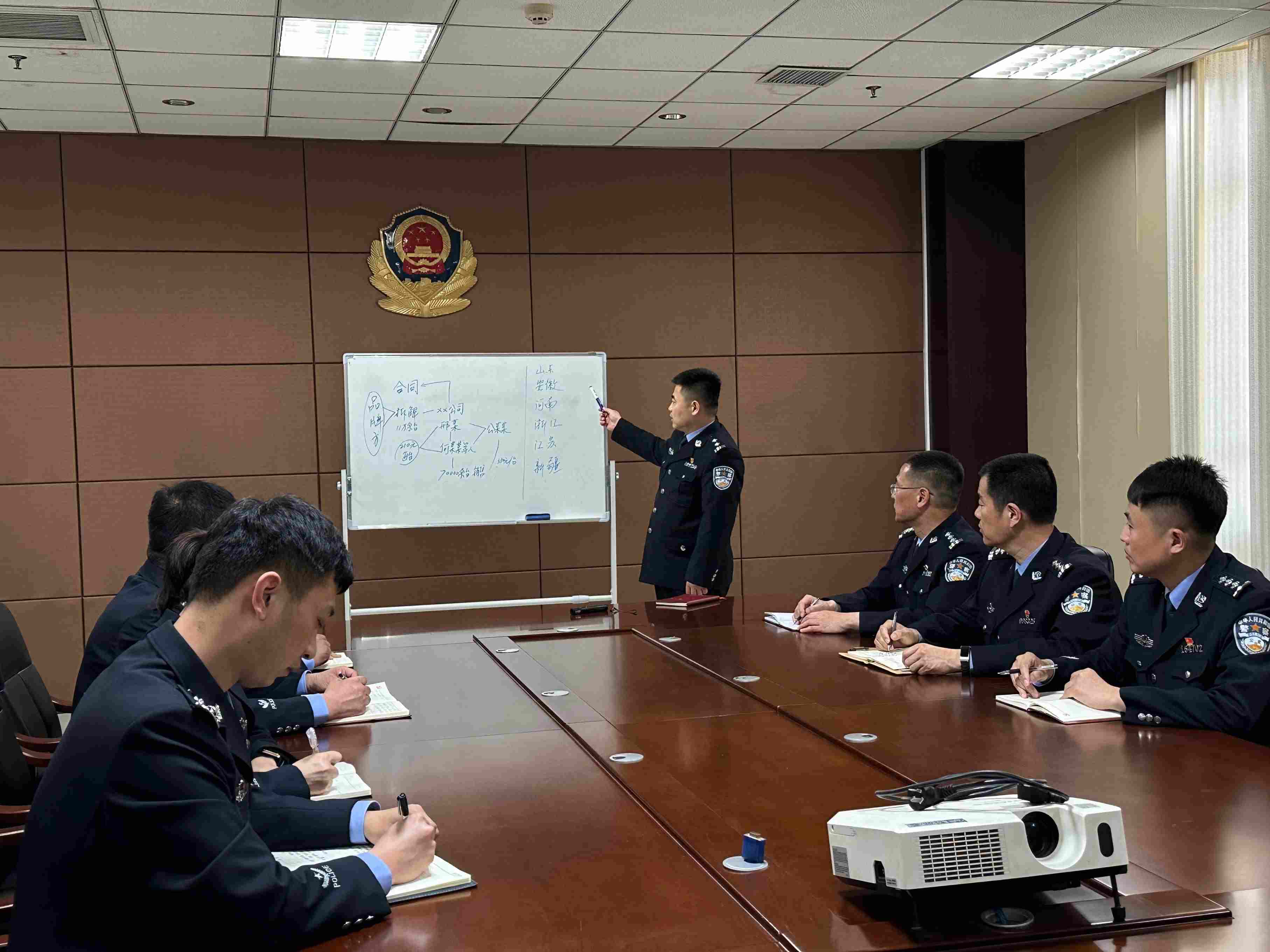 專案組辦案民警介紹案情。人民網(wǎng)記者 郝萍攝