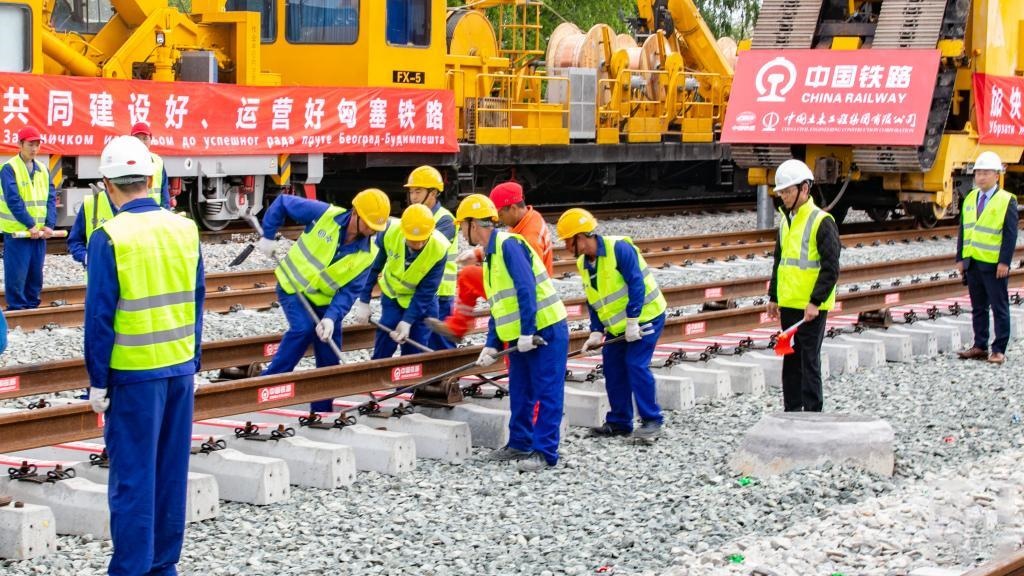 △2024年4月25日，在塞爾維亞北部城市巴奇卡托波拉，匈塞鐵路項目施工人員進行匈塞鐵路軌道合龍工作。