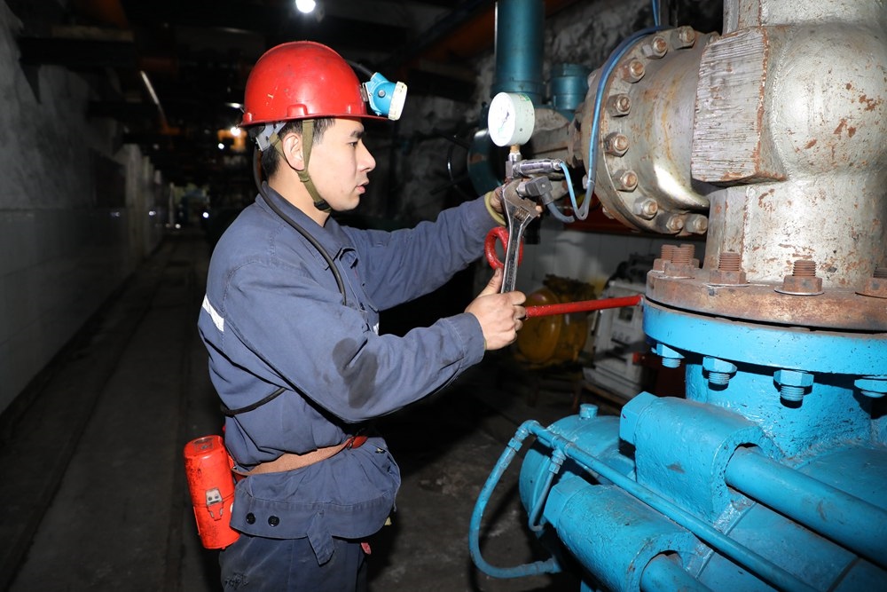 2024年4月30日，冀中能源峰峰集團(tuán)新屯礦機(jī)電區(qū)副區(qū)長(zhǎng)顧博在井下泵房檢修水泵。新華社發(fā)