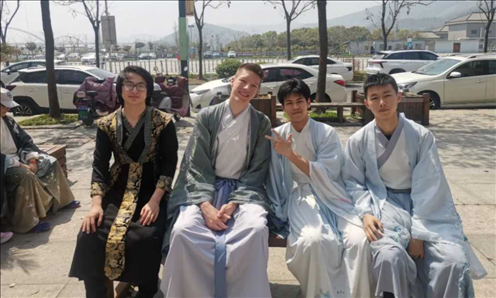匈牙利學生與襄陽三十六中學生友好交流。