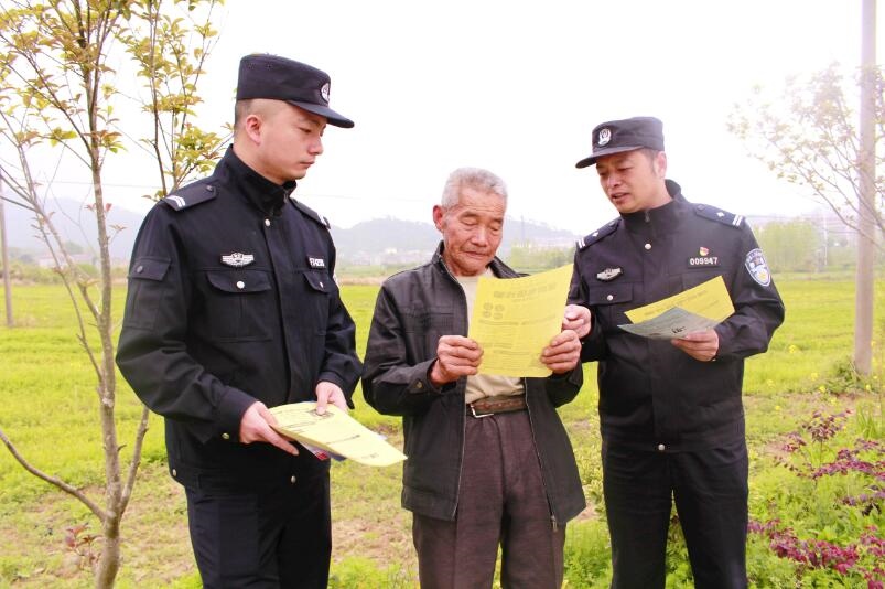 向村民宣傳反詐知識(shí)。