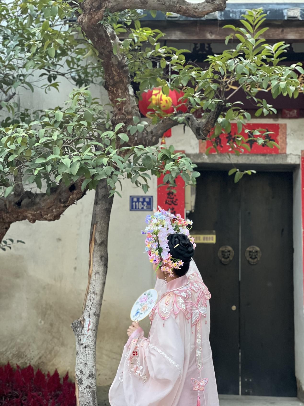 福建泉州，頭戴簪花的游客正拍照留念。人民網(wǎng) 歐陽易佳攝