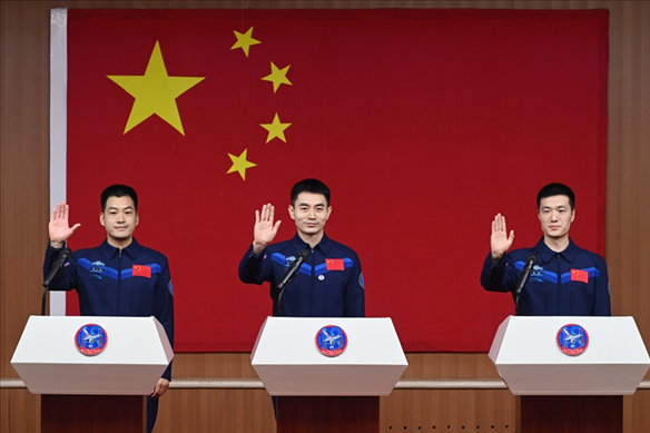2024年月24日，神舟十八號載人飛行任務(wù)航天員葉光富（中）、李聰（右）、李廣蘇在酒泉衛(wèi)星發(fā)射中心問天閣與媒體記者集體見面。