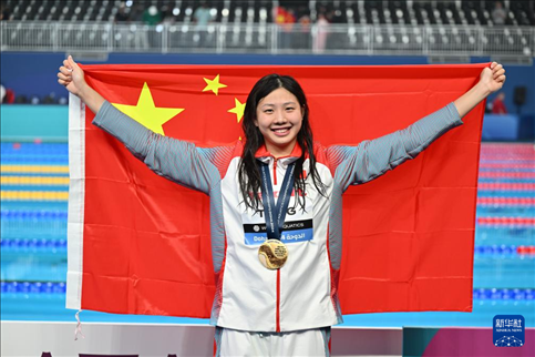 2024年2月13日，2024年世界游泳錦標(biāo)賽游泳項目女子100米蛙泳決賽在卡塔爾多哈舉行。圖為冠軍中國選手唐錢婷在頒獎儀式后慶祝。新華社記者 薛宇舸 攝