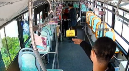 公交車上他一聲大吼！魏杰，好樣的！
