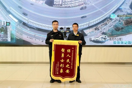 公交車上他一聲大吼！魏杰，好樣的！