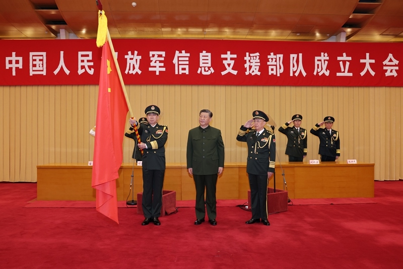 △4月19日，中國人民解放軍信息支援部隊成立大會在北京八一大樓隆重舉行。習近平主席向信息支援部隊授予軍旗并致訓詞。