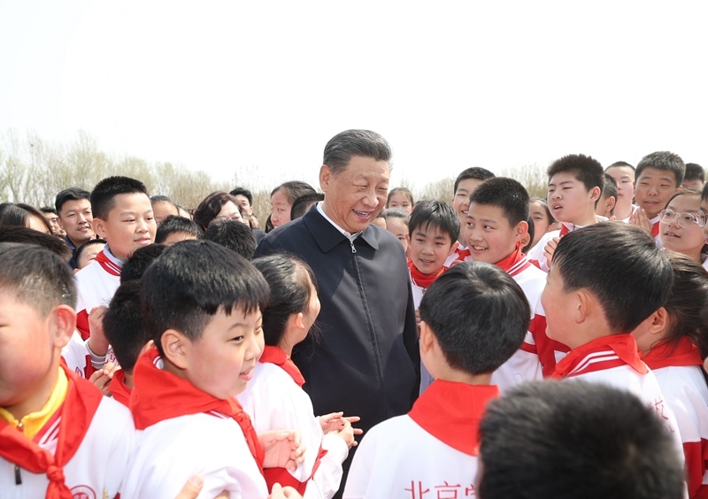 △4月3日，習近平總書記來到北京市通州區(qū)潞城鎮(zhèn)參加首都義務植樹活動。這是總書記同少先隊員在一起。