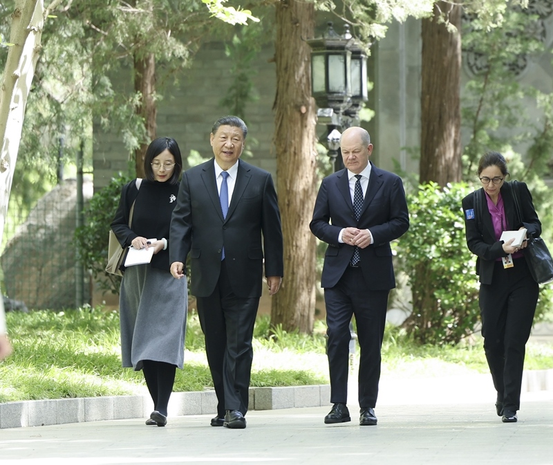 △4月16日，習近平主席在北京釣魚臺國賓館會見德國總理朔爾茨。這是習近平主席同朔爾茨總理一起散步。