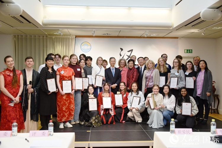 中國駐瑞典大使崔愛民、使館負責教育事務(wù)的黃立瓊參贊、預(yù)選賽評委老師和指導(dǎo)老師，以及所有獲獎選手合影留念。人民網(wǎng)記者 殷淼攝