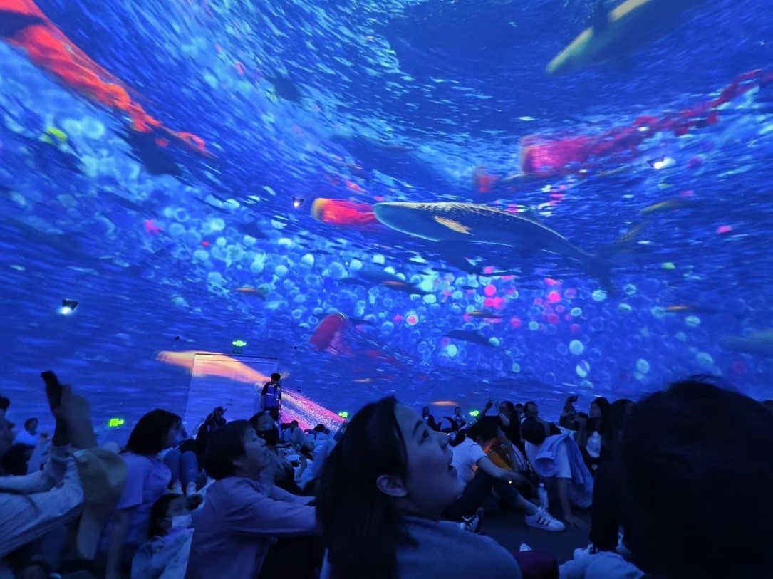 “五一”期間，游客在天津極地海洋公園科技館體驗魔法海洋。人民網(wǎng)記者 喬業(yè)瓊攝