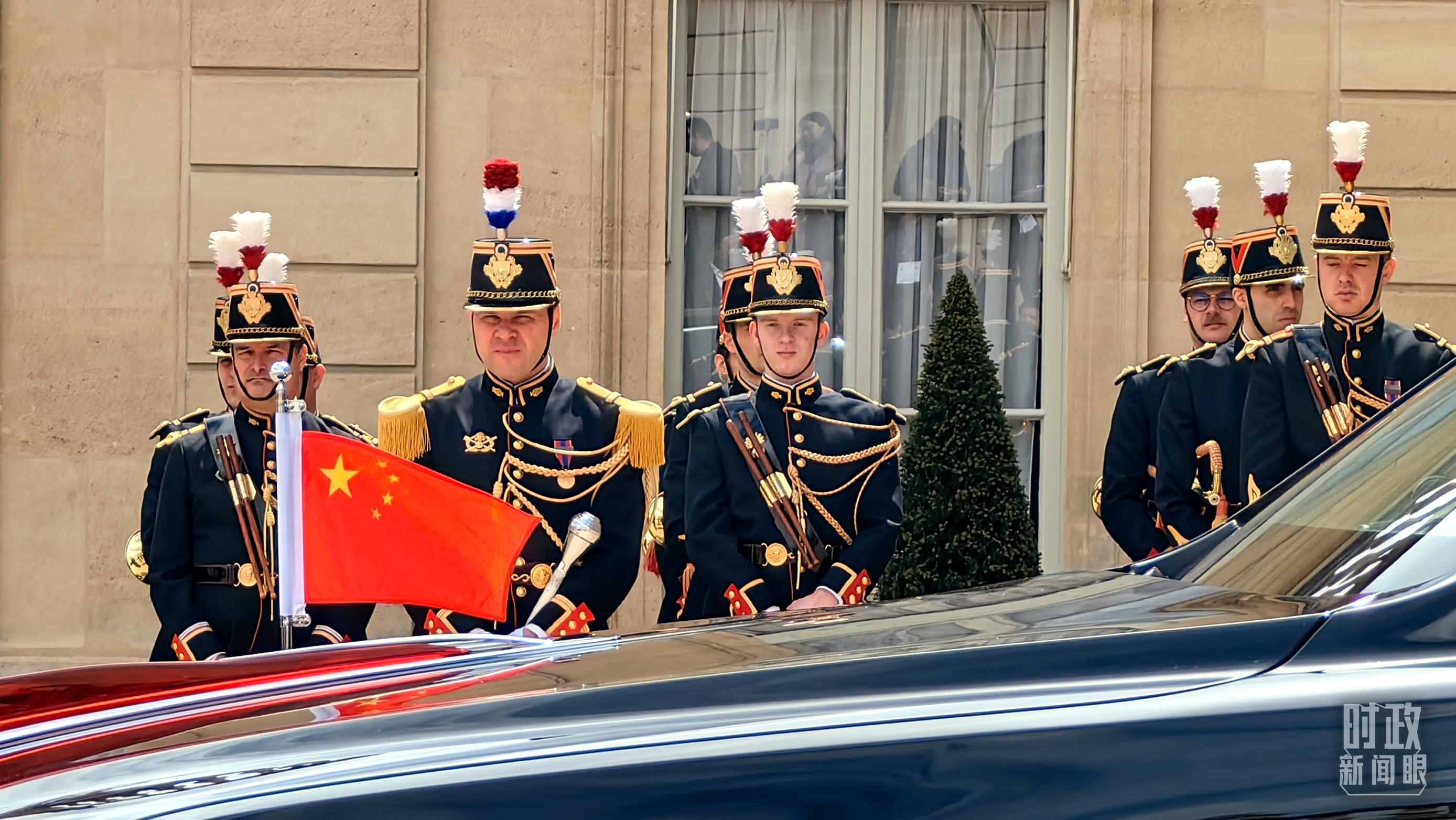 △習主席乘車抵達愛麗舍宮。（總臺央視記者段德文拍攝）