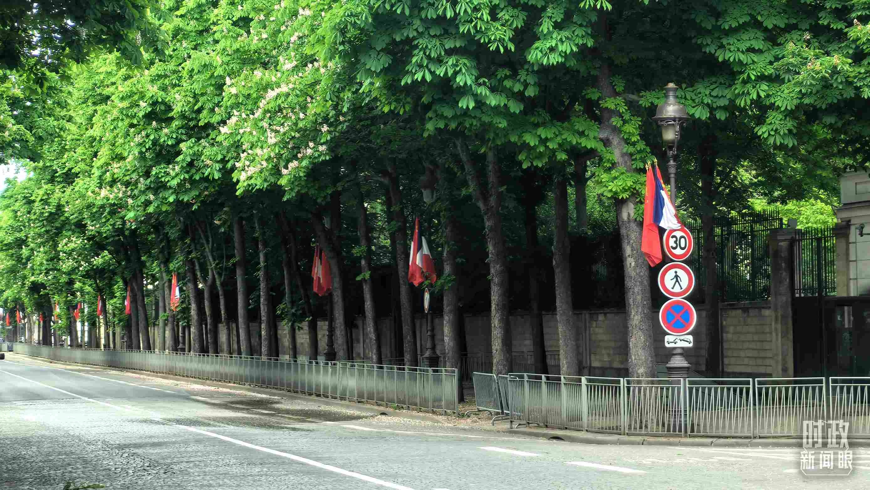 △巴黎道路兩側(cè)懸掛中法兩國國旗。（總臺央視記者鄂介甫拍攝）