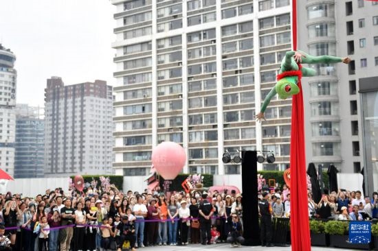 5月7日，演員在長沙國金中心表演木偶劇。新華社記者 陳振海 攝