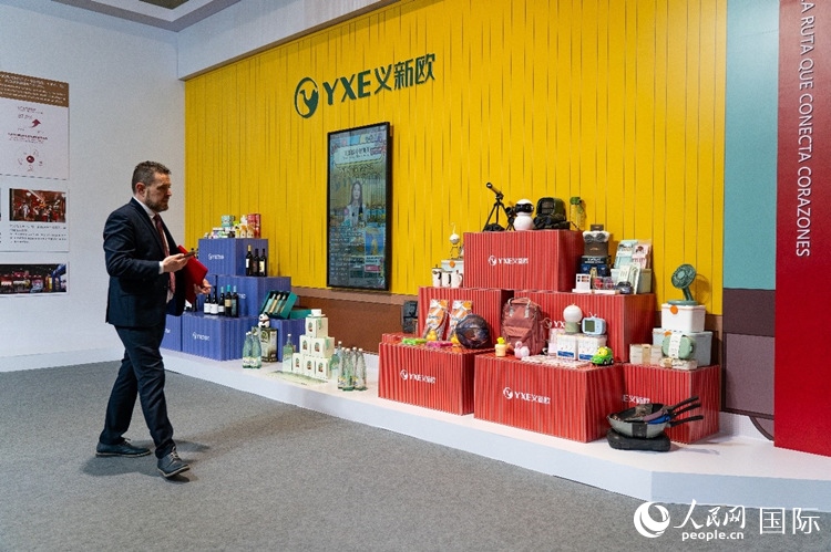“義新歐”中歐班列（義烏—馬德里）開行十周年成果展上展出班列運送的各類商品。大衛(wèi)·阿瑪爾攝