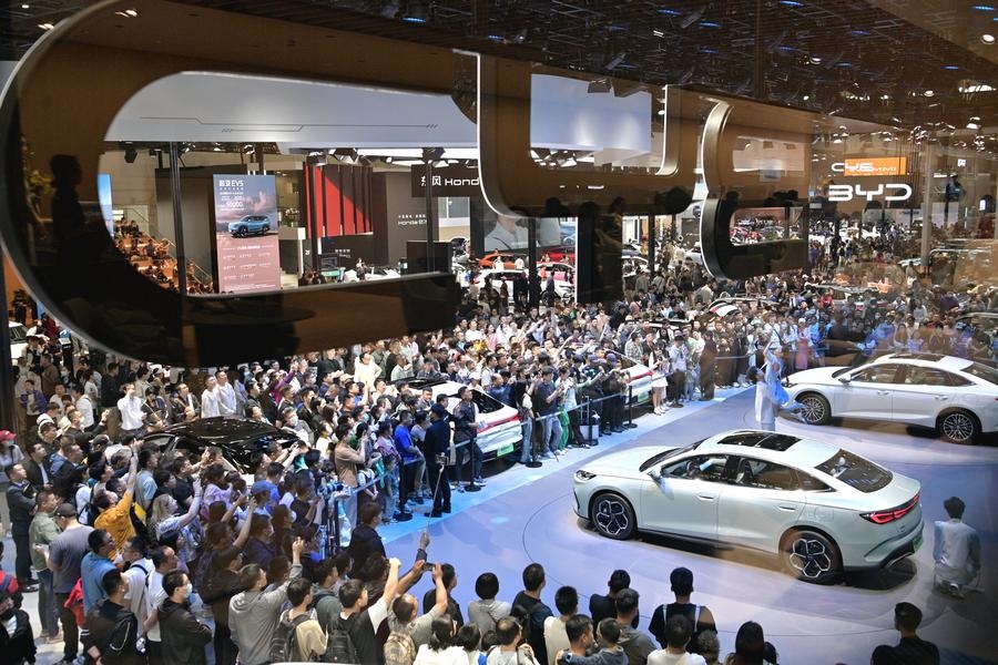 5月4日，參觀者在2024北京車展比亞迪品牌展臺參觀。新華社記者 尹棟遜 攝
