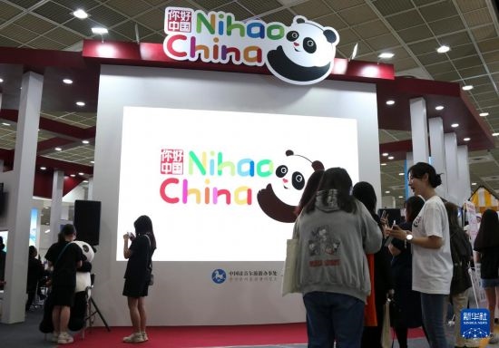 5月9日，在韓國首爾舉行的首爾國際旅游展上，參觀者在中國展區(qū)參加體驗項目。新華社記者 姚琪琳 攝