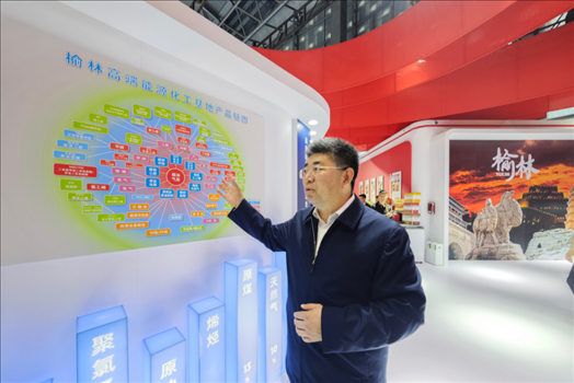 榆林市發(fā)展改革委黨組書記、主任崔淵推介當(dāng)?shù)仄放啤Ｈ嗣窬W(wǎng)記者 許維娜攝