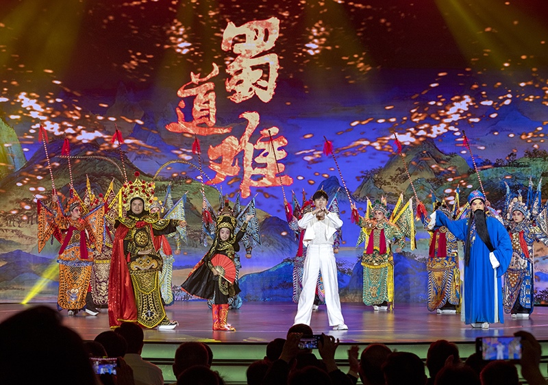 2023年10月13日，成都，“把青春華章寫在祖國大地上”大思政課網(wǎng)絡(luò)主題宣傳和互動引導(dǎo)活動在四川大學(xué)舉行。
