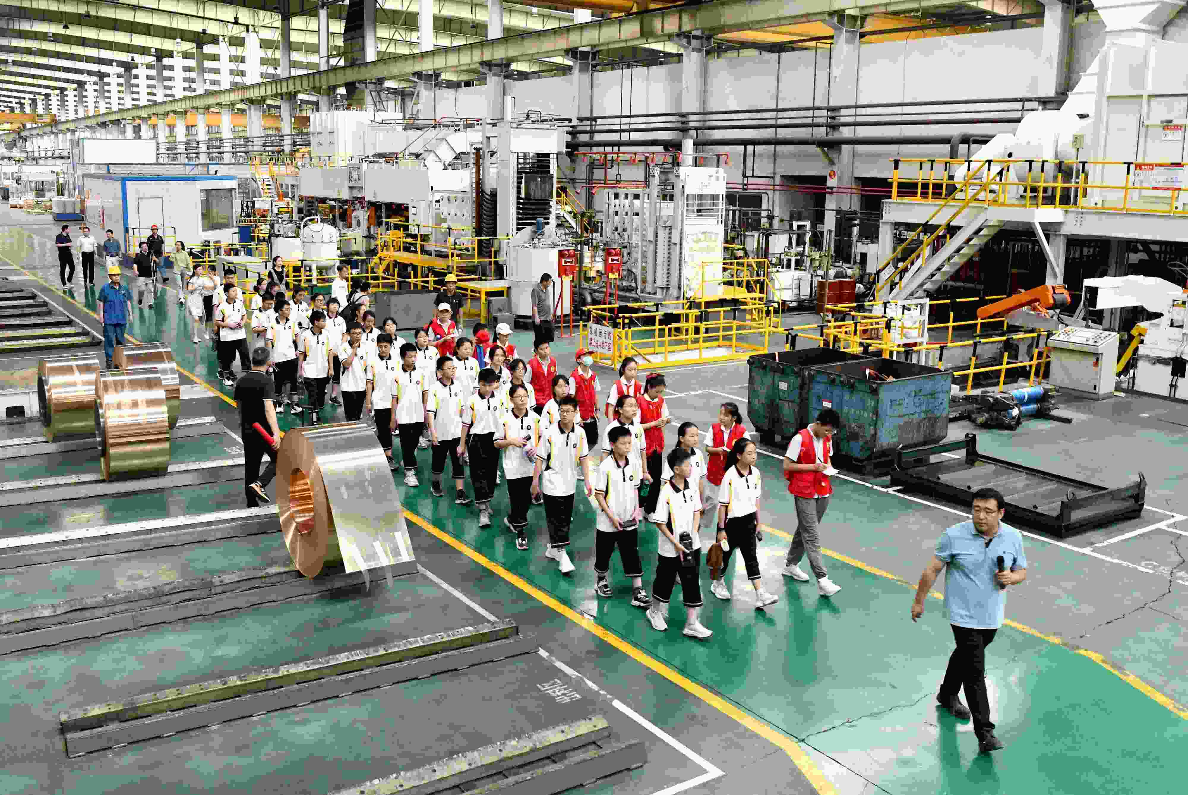 2023年6月9日，在安徽省銅陵一家公司的銅板帶制造車間，銅陵市第七中學(xué)學(xué)生在上“行走的思政課”。