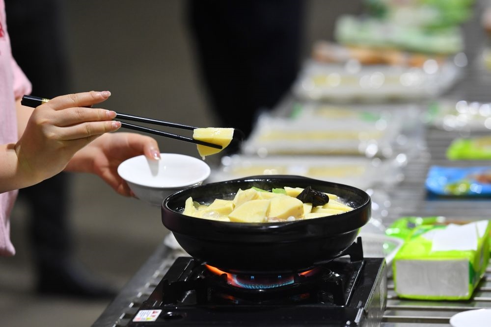 2024年5月9日，福建省三明市極野食品有限公司工作人員在試吃竹筍食品。新華社記者 姜克紅 攝