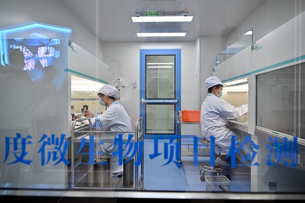 2024年5月8日，福建長(zhǎng)富乳品有限公司工作人員在對(duì)乳品進(jìn)行微生物項(xiàng)目檢測(cè)。新華社記者 姜克紅 攝