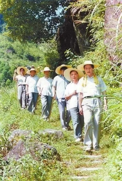 1989年7月，習(xí)近平在壽寧縣山村。
