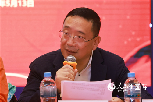 巴西文協(xié)主席上官建峰在座談會上致辭。人民網(wǎng)記者 陳海琪攝